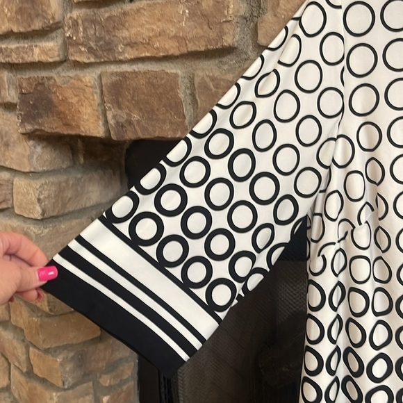 Camryn black and white lined midi dress with keyhole neckline. Size 16W - Picture 6 of 10